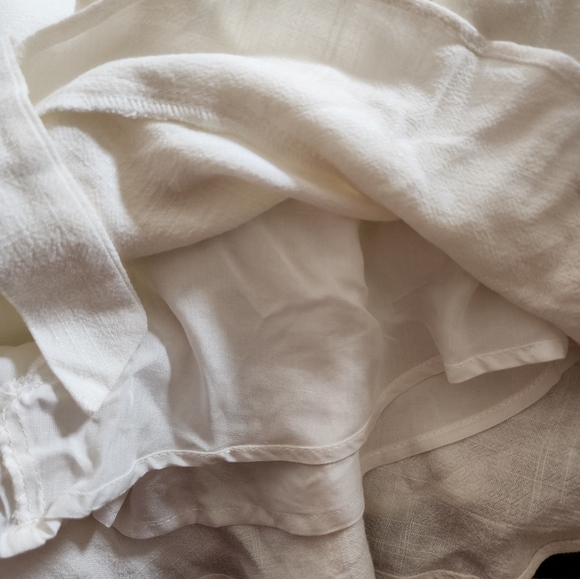 Lush size Small ruffled bottom shorts - Picture 3 of 8